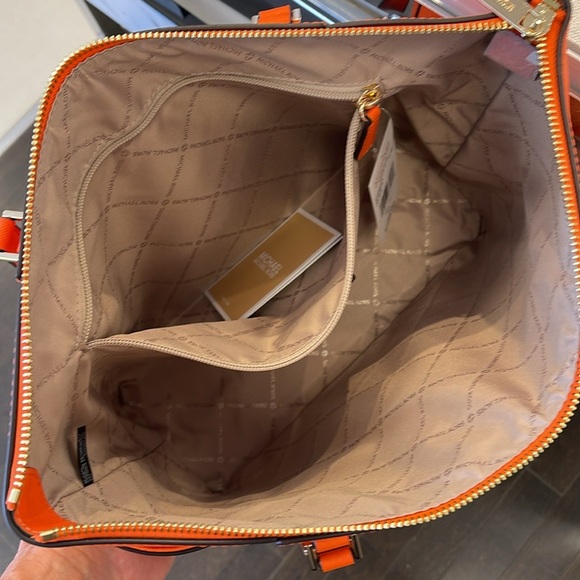 MICHAEL KORS
Jet Set Large Crossgrain Leather Top-Zip Charlotte Tote Shoulder - Picture 3 of 16